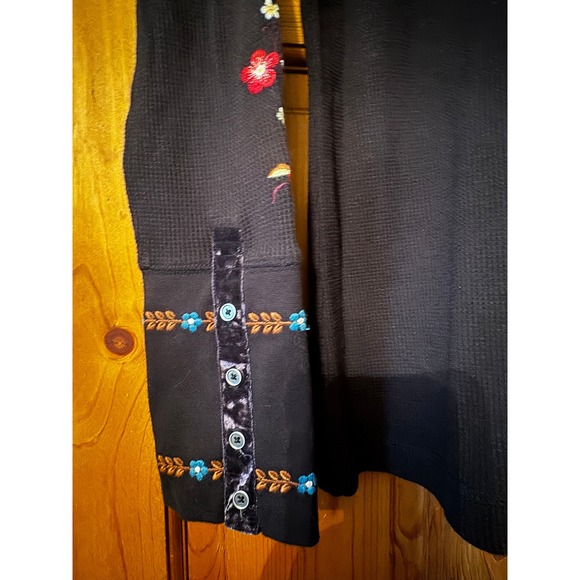 Sundance Black Floral Embroidered Thermal Waffle Knit Top Velvet Cuff M - Picture 5 of 9